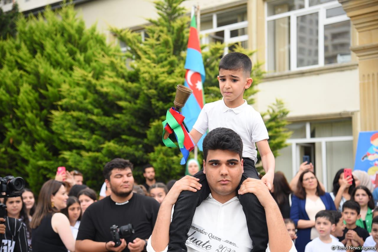 Məktəblərdə "Son zəng" çalındı (FOTOSESSİYA)