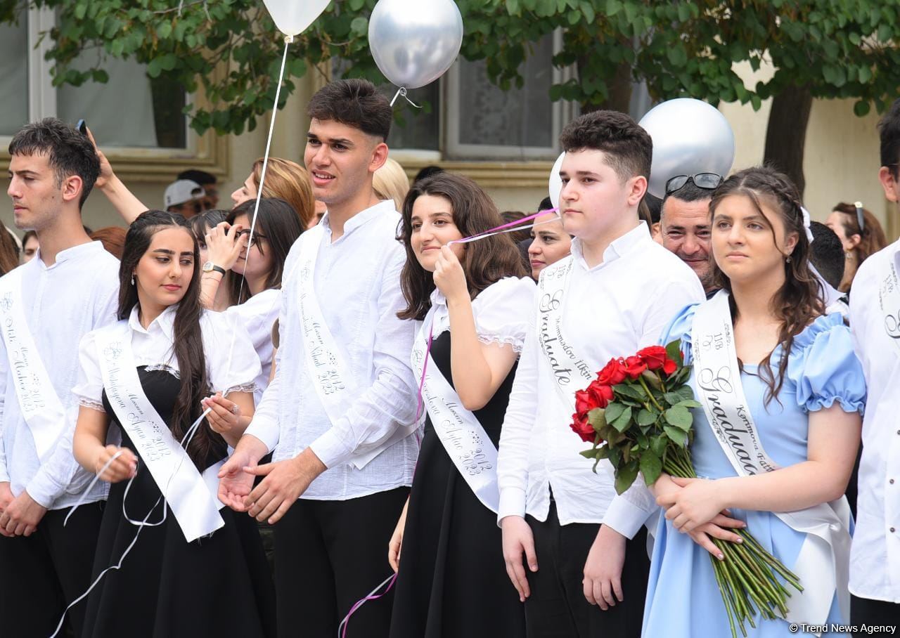 Məktəblərdə "Son zəng" çalındı (FOTOSESSİYA)