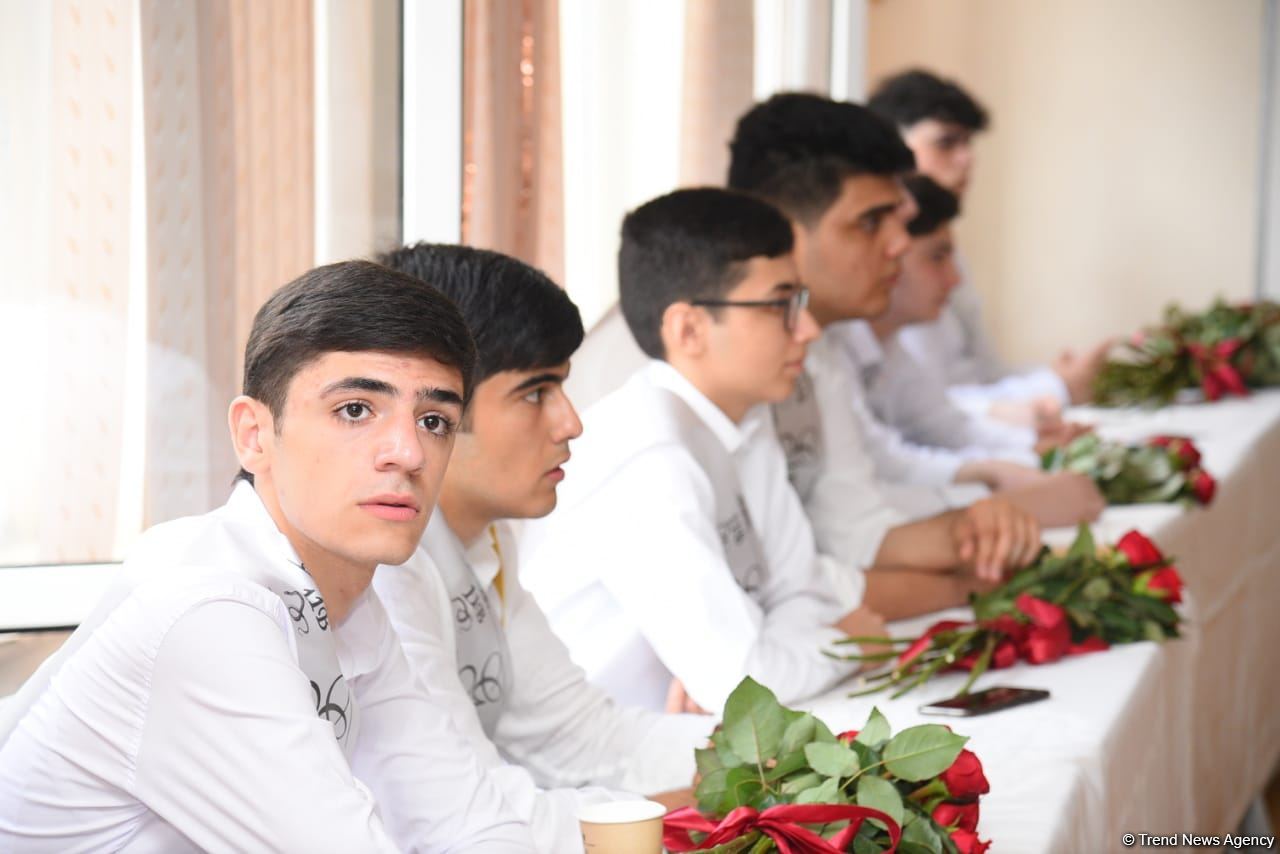 Məktəblərdə "Son zəng" çalındı (FOTOSESSİYA)