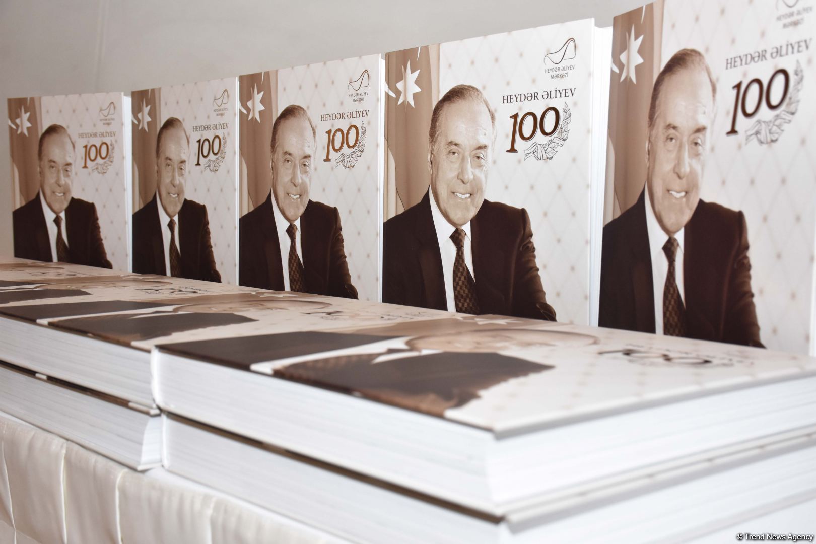 Heydər Əliyev Mərkəzində Ulu Öndər Heydər Əliyevin 100 illiyinə həsr olunan təntənəli gecə keçirilib (FOTO)