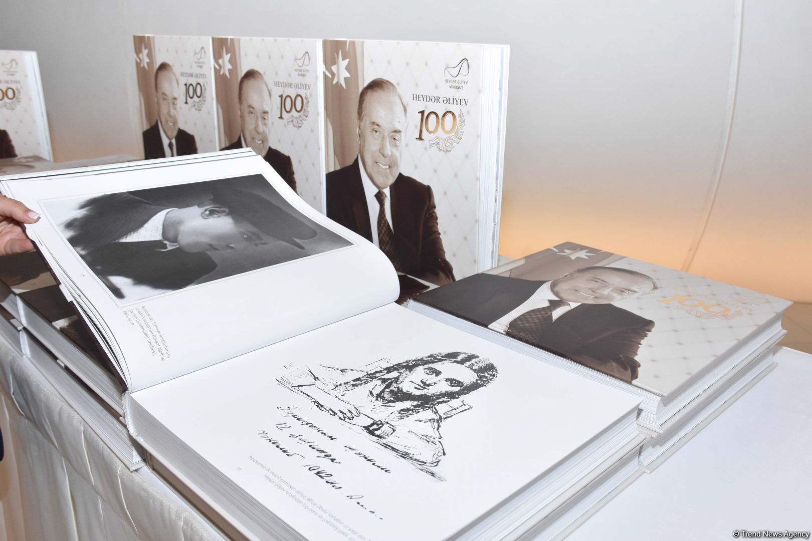 Heydər Əliyev Mərkəzində Ulu Öndər Heydər Əliyevin 100 illiyinə həsr olunan təntənəli gecə keçirilib (FOTO)