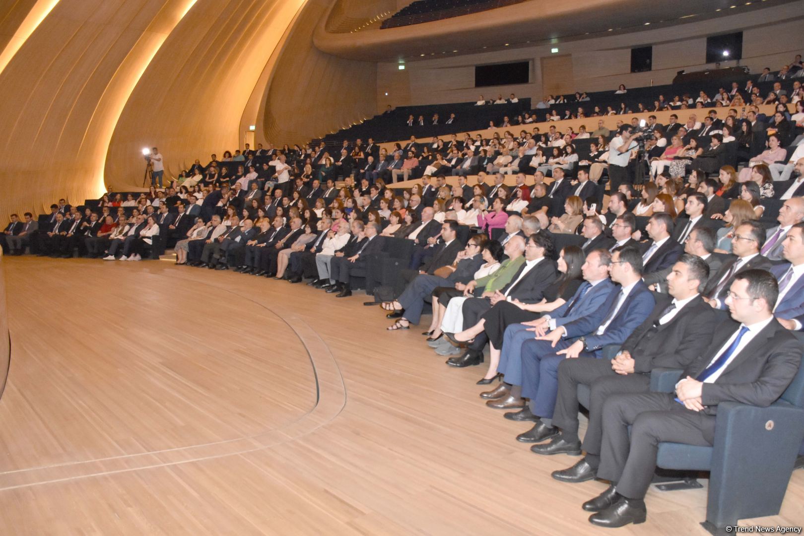 Heydər Əliyev Mərkəzində Ulu Öndər Heydər Əliyevin 100 illiyinə həsr olunan təntənəli gecə keçirilib (FOTO)