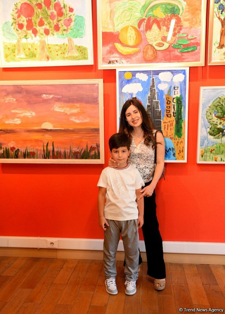Gözəlliklər və xəyallar dünyasına maraqlı səyahət - "Leonardo Art School Baku" tələbələrinin əsərlərinin sərgisi (FOTO)