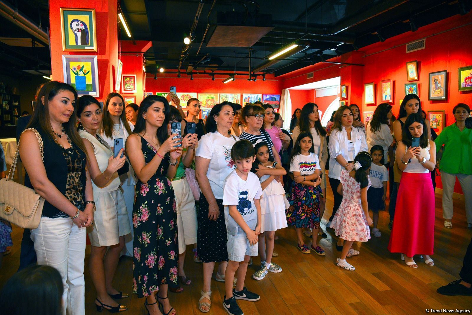 Gözəlliklər və xəyallar dünyasına maraqlı səyahət - "Leonardo Art School Baku" tələbələrinin əsərlərinin sərgisi (FOTO)