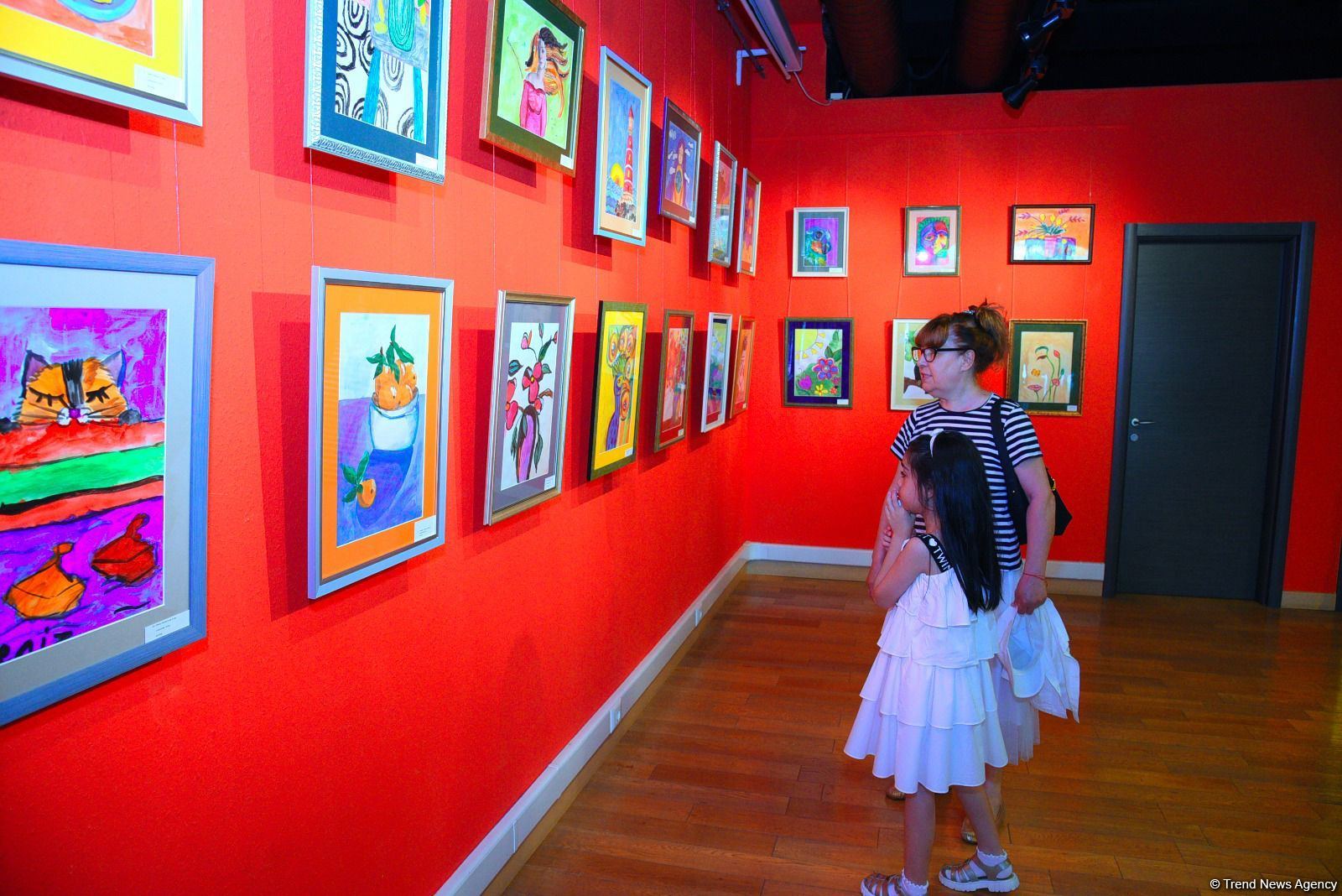 Gözəlliklər və xəyallar dünyasına maraqlı səyahət - "Leonardo Art School Baku" tələbələrinin əsərlərinin sərgisi (FOTO)