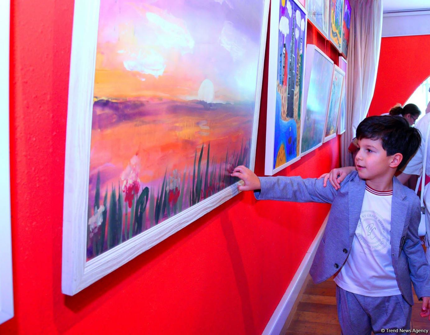 Gözəlliklər və xəyallar dünyasına maraqlı səyahət - "Leonardo Art School Baku" tələbələrinin əsərlərinin sərgisi (FOTO)
