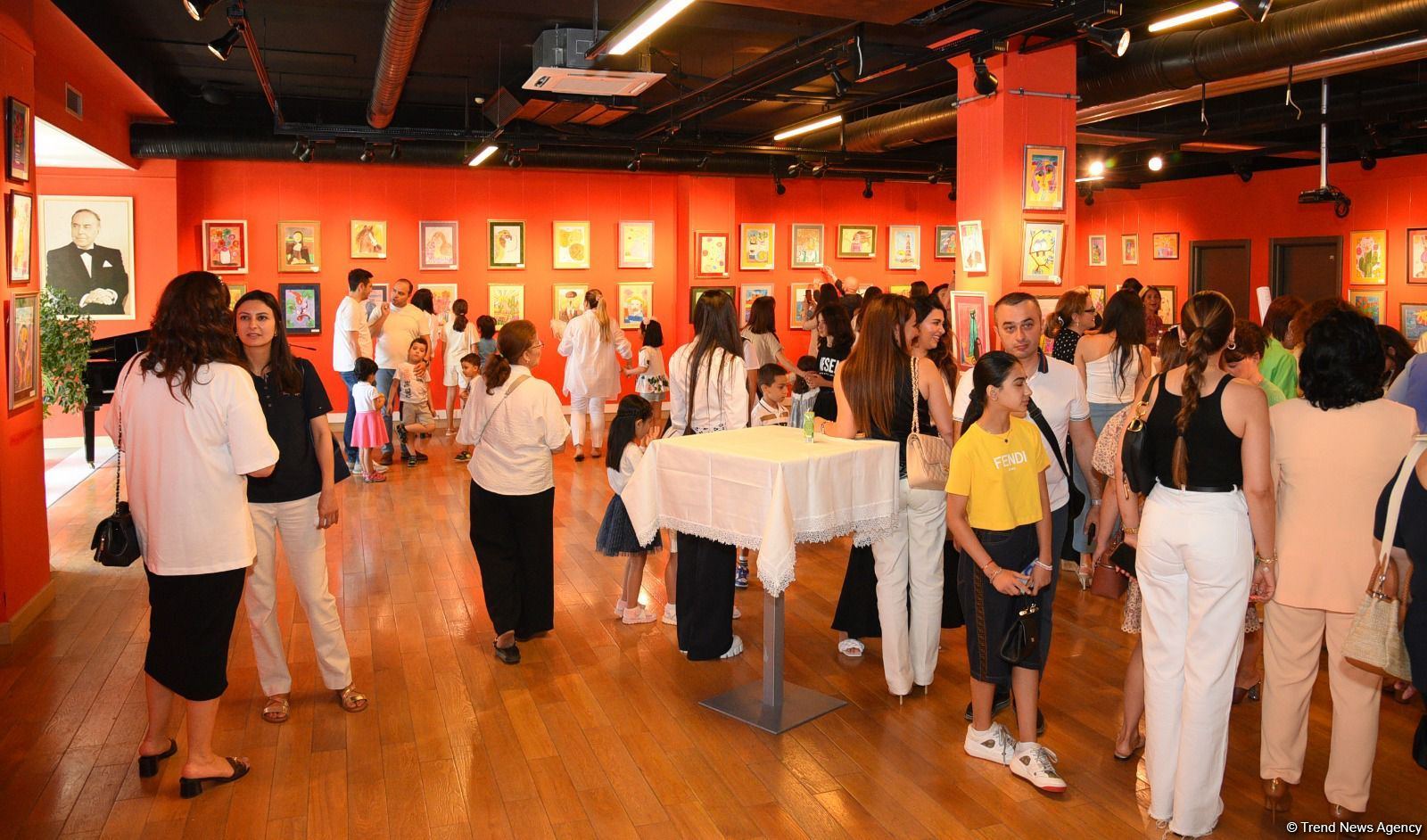 Gözəlliklər və xəyallar dünyasına maraqlı səyahət - "Leonardo Art School Baku" tələbələrinin əsərlərinin sərgisi (FOTO)