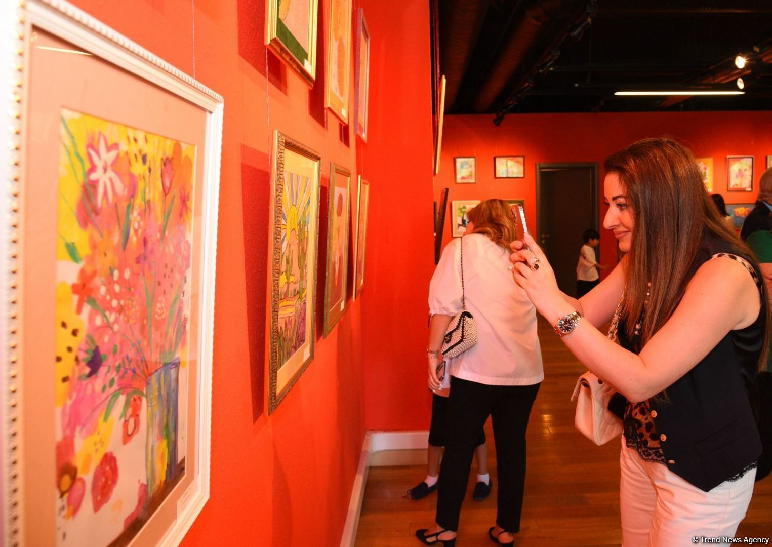 Gözəlliklər və xəyallar dünyasına maraqlı səyahət - "Leonardo Art School Baku" tələbələrinin əsərlərinin sərgisi (FOTO)