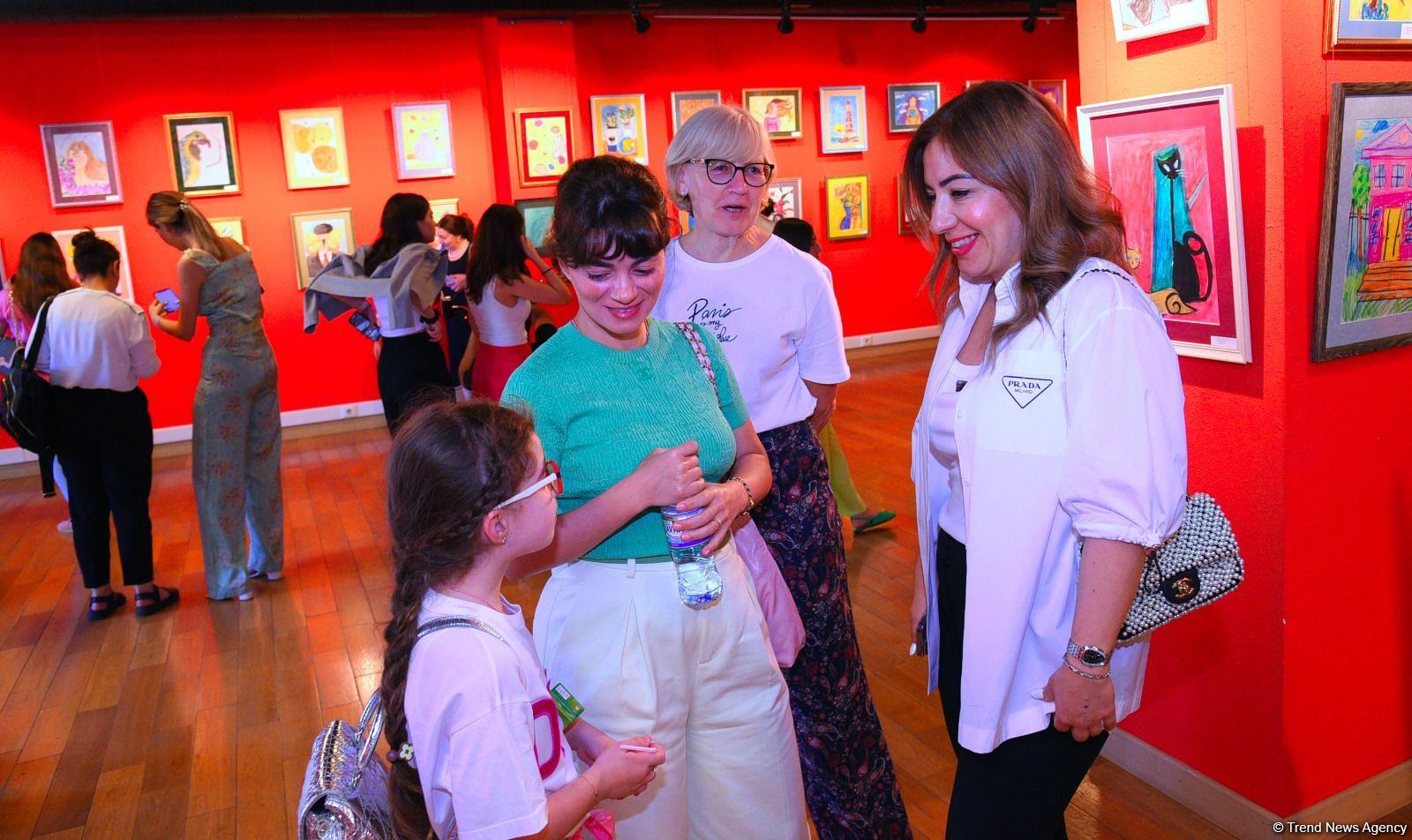 Gözəlliklər və xəyallar dünyasına maraqlı səyahət - "Leonardo Art School Baku" tələbələrinin əsərlərinin sərgisi (FOTO)