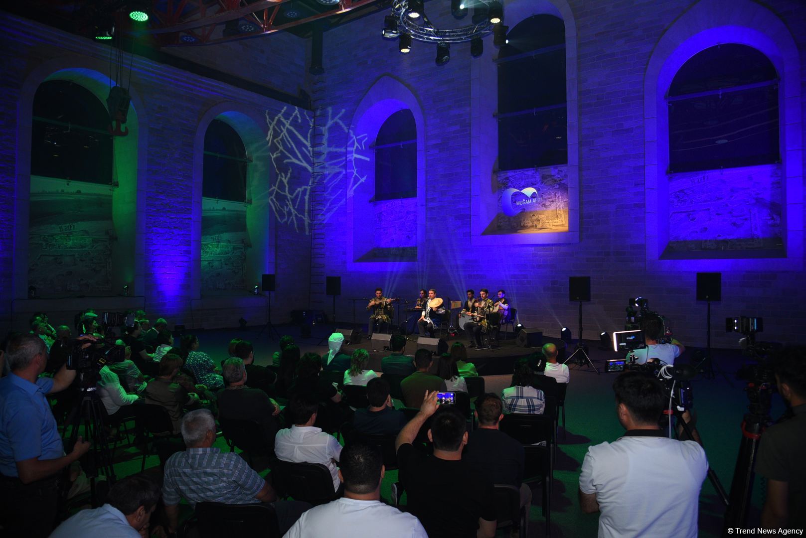 “Muğam aləmi” festivalı çərçivəsində özbək fotorəssamının sərgisi açılıb və muğam sənətkarlarının konserti keçirilib (FOTO)