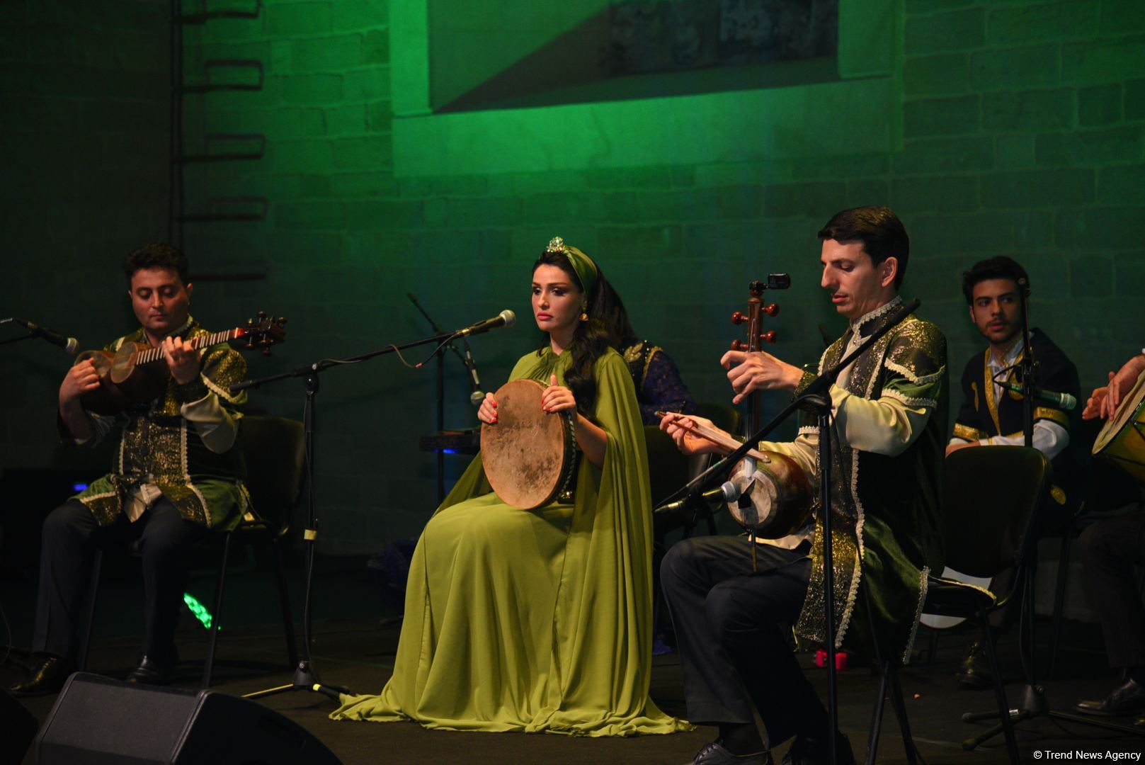 “Muğam aləmi” festivalı çərçivəsində özbək fotorəssamının sərgisi açılıb və muğam sənətkarlarının konserti keçirilib (FOTO)