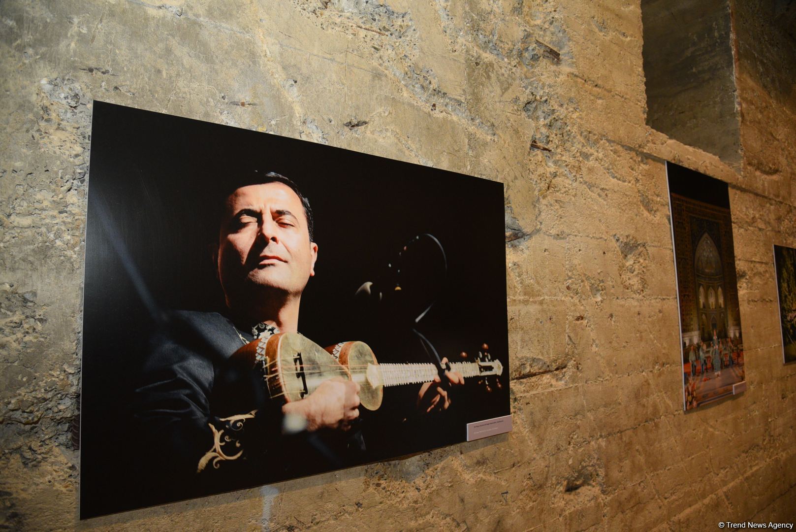“Muğam aləmi” festivalı çərçivəsində özbək fotorəssamının sərgisi açılıb və muğam sənətkarlarının konserti keçirilib (FOTO)