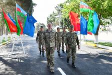 Prezident İlham Əliyev Müdafiə Nazirliyinin komando hərbi hissələrinin birində yaradılan şəraitlə tanış olub, hərbi hissəyə Döyüş bayrağını təqdim edib (FOTO) (YENİLƏNİB 2)