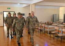 Prezident İlham Əliyev Müdafiə Nazirliyinin komando hərbi hissələrinin birində yaradılan şəraitlə tanış olub, hərbi hissəyə Döyüş bayrağını təqdim edib (FOTO) (YENİLƏNİB 2)