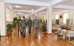 Prezident İlham Əliyev Müdafiə Nazirliyinin komando hərbi hissələrinin birində yaradılan şəraitlə tanış olub, hərbi hissəyə Döyüş bayrağını təqdim edib (FOTO) (YENİLƏNİB 2)