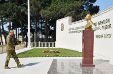 Prezident İlham Əliyev Müdafiə Nazirliyinin komando hərbi hissələrinin birində yaradılan şəraitlə tanış olub, hərbi hissəyə Döyüş bayrağını təqdim edib (FOTO) (YENİLƏNİB 2)