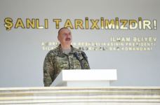 Prezident İlham Əliyev Müdafiə Nazirliyinin komando hərbi hissələrinin birində yaradılan şəraitlə tanış olub, hərbi hissəyə Döyüş bayrağını təqdim edib (FOTO) (YENİLƏNİB 2)