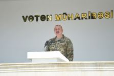 Prezident İlham Əliyev Müdafiə Nazirliyinin komando hərbi hissələrinin birində yaradılan şəraitlə tanış olub, hərbi hissəyə Döyüş bayrağını təqdim edib (FOTO) (YENİLƏNİB 2)