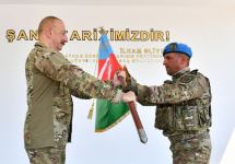 Prezident İlham Əliyev Müdafiə Nazirliyinin komando hərbi hissələrinin birində yaradılan şəraitlə tanış olub, hərbi hissəyə Döyüş bayrağını təqdim edib (FOTO) (YENİLƏNİB 2)