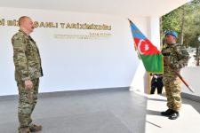 Prezident İlham Əliyev Müdafiə Nazirliyinin komando hərbi hissələrinin birində yaradılan şəraitlə tanış olub, hərbi hissəyə Döyüş bayrağını təqdim edib (FOTO) (YENİLƏNİB 2)