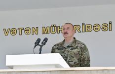Prezident İlham Əliyev Müdafiə Nazirliyinin komando hərbi hissələrinin birində yaradılan şəraitlə tanış olub, hərbi hissəyə Döyüş bayrağını təqdim edib (FOTO) (YENİLƏNİB 2)