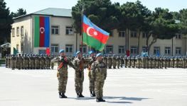 Prezident İlham Əliyev Müdafiə Nazirliyinin komando hərbi hissələrinin birində yaradılan şəraitlə tanış olub, hərbi hissəyə Döyüş bayrağını təqdim edib (FOTO) (YENİLƏNİB 2)