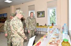 Prezident İlham Əliyev Müdafiə Nazirliyinin komando hərbi hissələrinin birində yaradılan şəraitlə tanış olub, hərbi hissəyə Döyüş bayrağını təqdim edib (FOTO) (YENİLƏNİB 2)