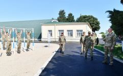 Prezident İlham Əliyev Müdafiə Nazirliyinin komando hərbi hissələrinin birində yaradılan şəraitlə tanış olub, hərbi hissəyə Döyüş bayrağını təqdim edib (FOTO) (YENİLƏNİB 2)