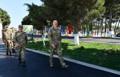Prezident İlham Əliyev Müdafiə Nazirliyinin komando hərbi hissələrinin birində yaradılan şəraitlə tanış olub, hərbi hissəyə Döyüş bayrağını təqdim edib (FOTO) (YENİLƏNİB 2)