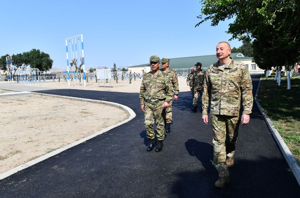 Prezident İlham Əliyev Müdafiə Nazirliyinin komando hərbi hissələrinin birində yaradılan şəraitlə tanış olub, hərbi hissəyə Döyüş bayrağını təqdim edib (FOTO) (YENİLƏNİB 2)