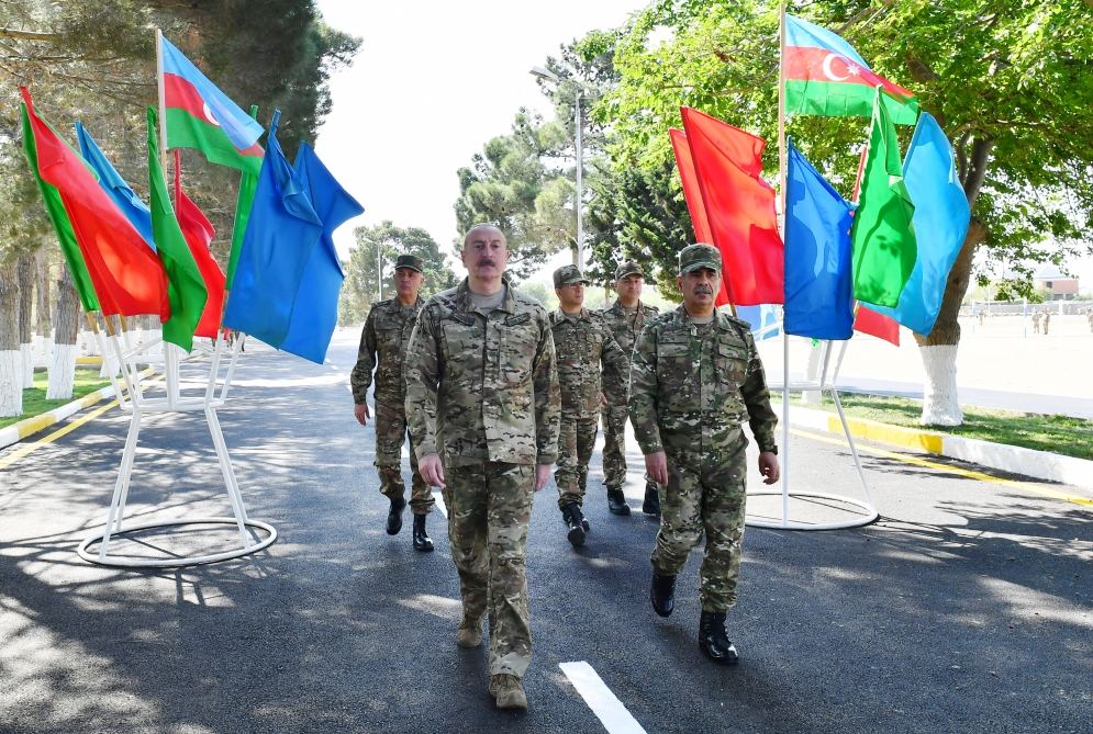 Prezident İlham Əliyev Müdafiə Nazirliyinin komando hərbi hissələrinin birində yaradılan şəraitlə tanış olub, hərbi hissəyə Döyüş bayrağını təqdim edib (FOTO) (YENİLƏNİB 2)