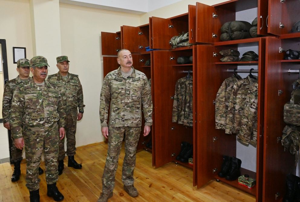 Prezident İlham Əliyev Müdafiə Nazirliyinin komando hərbi hissələrinin birində yaradılan şəraitlə tanış olub, hərbi hissəyə Döyüş bayrağını təqdim edib (FOTO) (YENİLƏNİB 2)