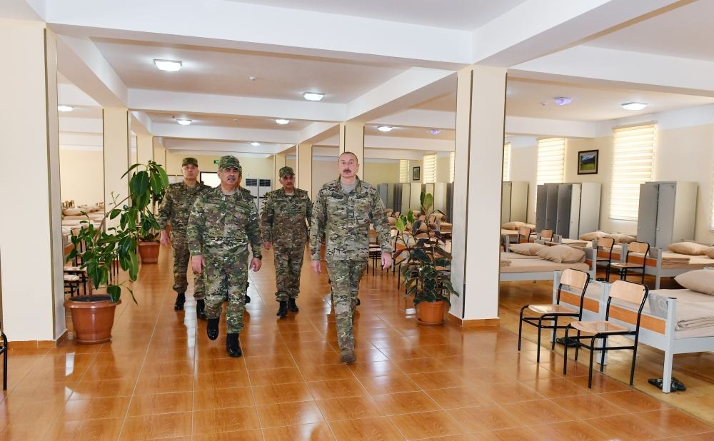 Prezident İlham Əliyev Müdafiə Nazirliyinin komando hərbi hissələrinin birində yaradılan şəraitlə tanış olub, hərbi hissəyə Döyüş bayrağını təqdim edib (FOTO) (YENİLƏNİB 2)