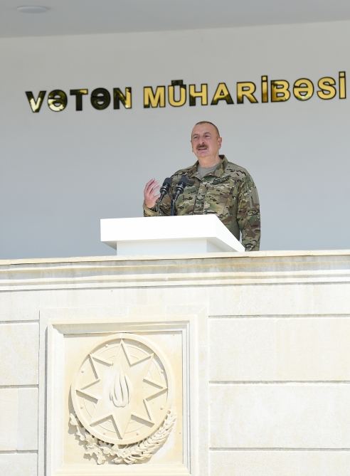 Prezident İlham Əliyev Müdafiə Nazirliyinin komando hərbi hissələrinin birində yaradılan şəraitlə tanış olub, hərbi hissəyə Döyüş bayrağını təqdim edib (FOTO) (YENİLƏNİB 2)