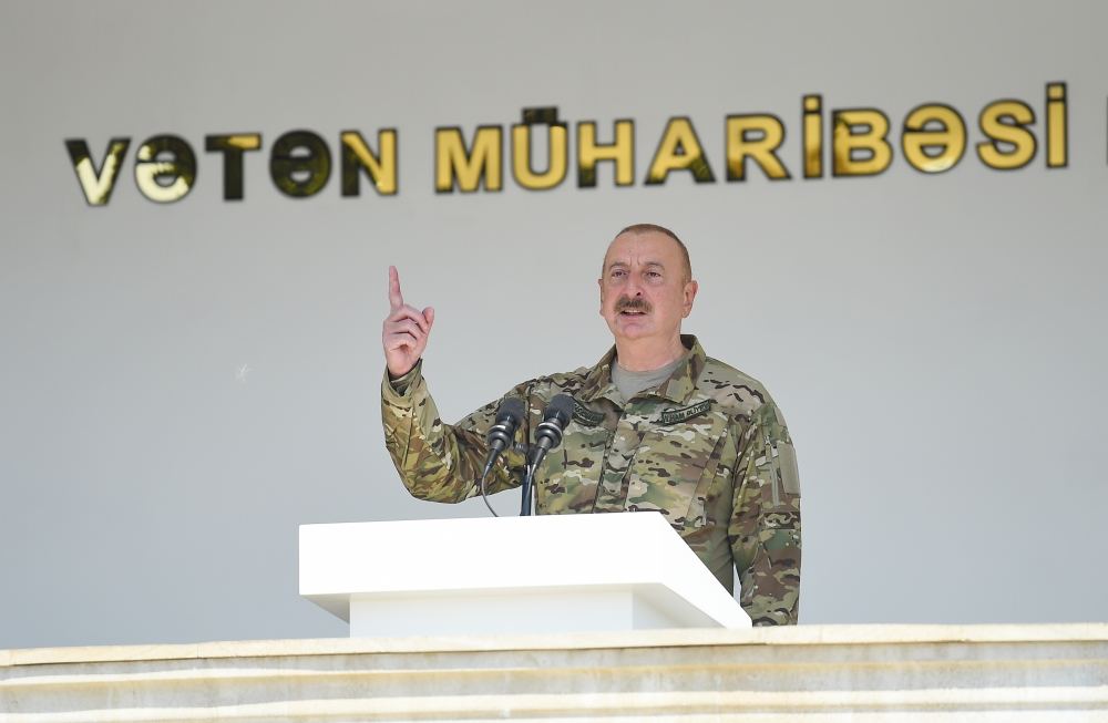 Prezident İlham Əliyev Müdafiə Nazirliyinin komando hərbi hissələrinin birində yaradılan şəraitlə tanış olub, hərbi hissəyə Döyüş bayrağını təqdim edib (FOTO) (YENİLƏNİB 2)