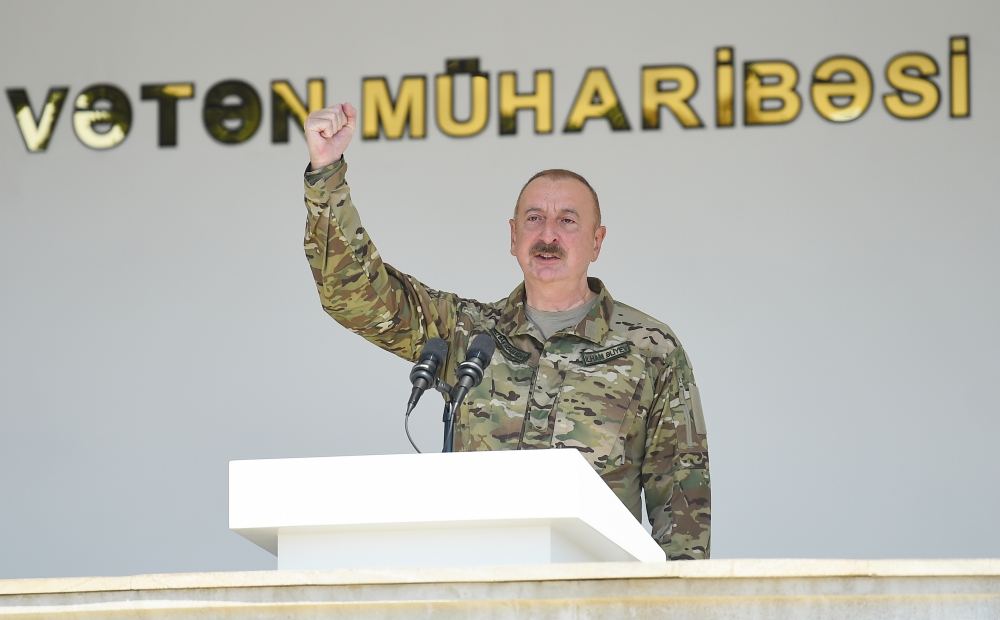Prezident İlham Əliyev Müdafiə Nazirliyinin komando hərbi hissələrinin birində yaradılan şəraitlə tanış olub, hərbi hissəyə Döyüş bayrağını təqdim edib (FOTO) (YENİLƏNİB 2)