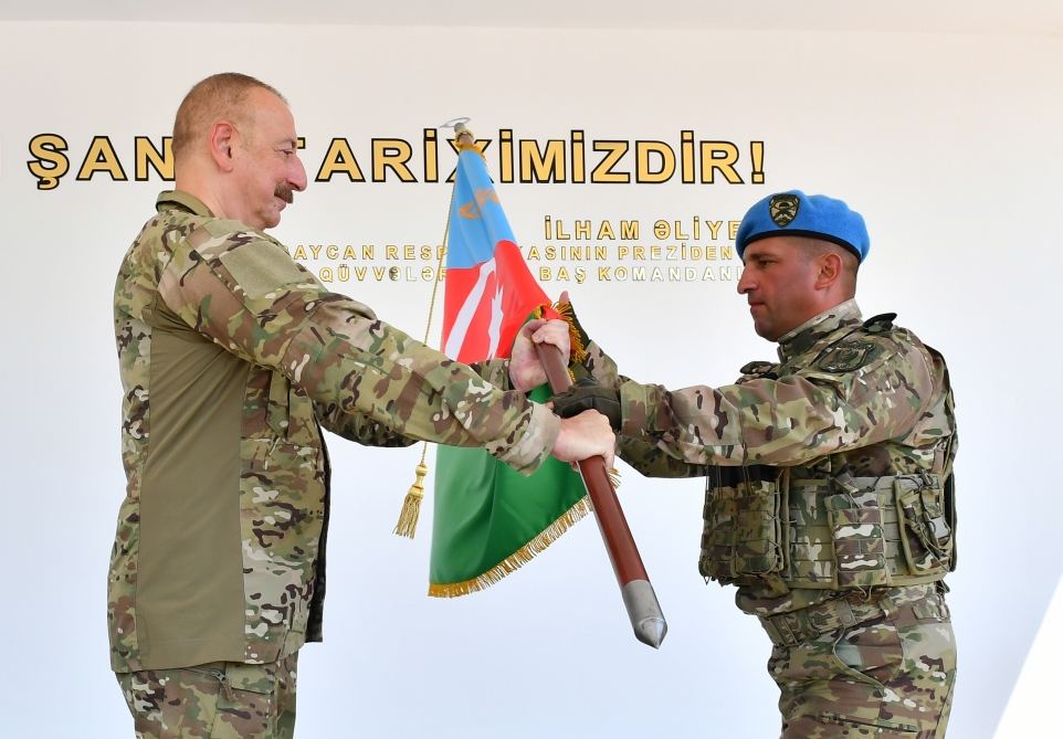 Prezident İlham Əliyev Müdafiə Nazirliyinin komando hərbi hissələrinin birində yaradılan şəraitlə tanış olub, hərbi hissəyə Döyüş bayrağını təqdim edib (FOTO) (YENİLƏNİB 2)