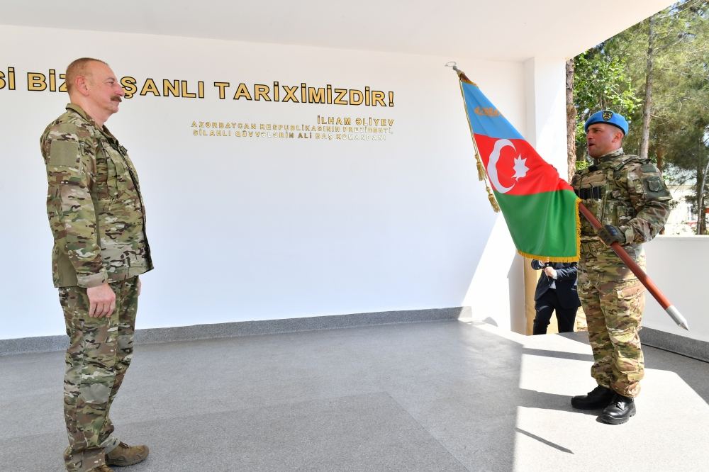 Prezident İlham Əliyev Müdafiə Nazirliyinin komando hərbi hissələrinin birində yaradılan şəraitlə tanış olub, hərbi hissəyə Döyüş bayrağını təqdim edib (FOTO) (YENİLƏNİB 2)
