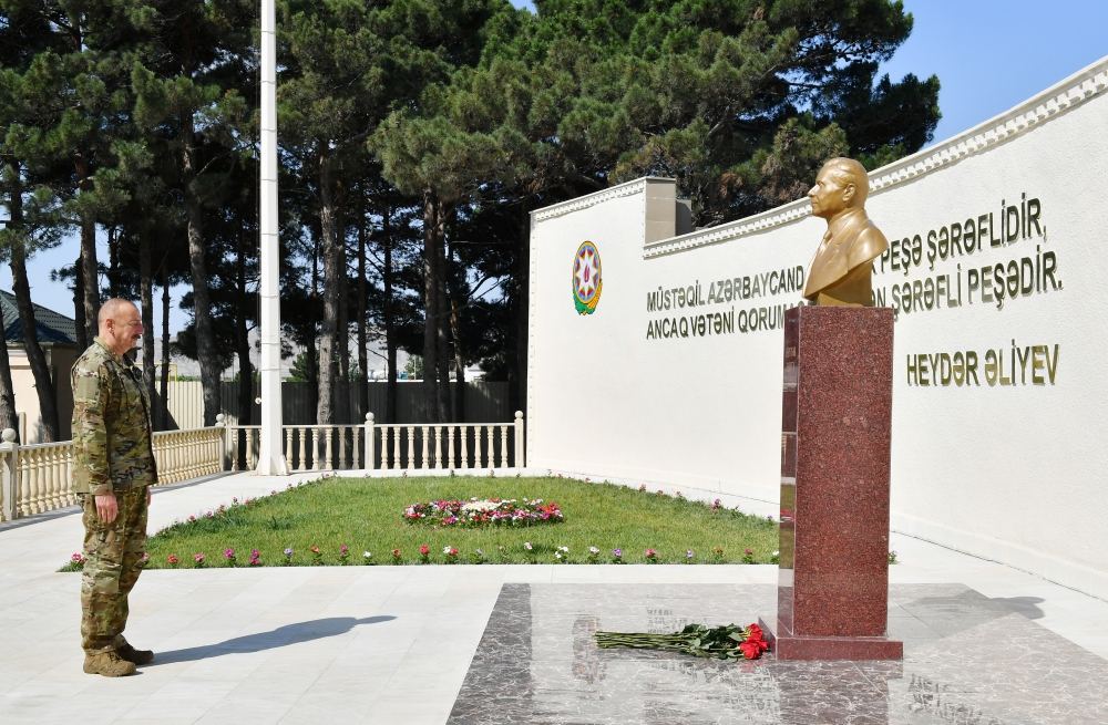 Prezident İlham Əliyev Müdafiə Nazirliyinin komando hərbi hissələrinin birində yaradılan şəraitlə tanış olub, hərbi hissəyə Döyüş bayrağını təqdim edib (FOTO) (YENİLƏNİB 2)