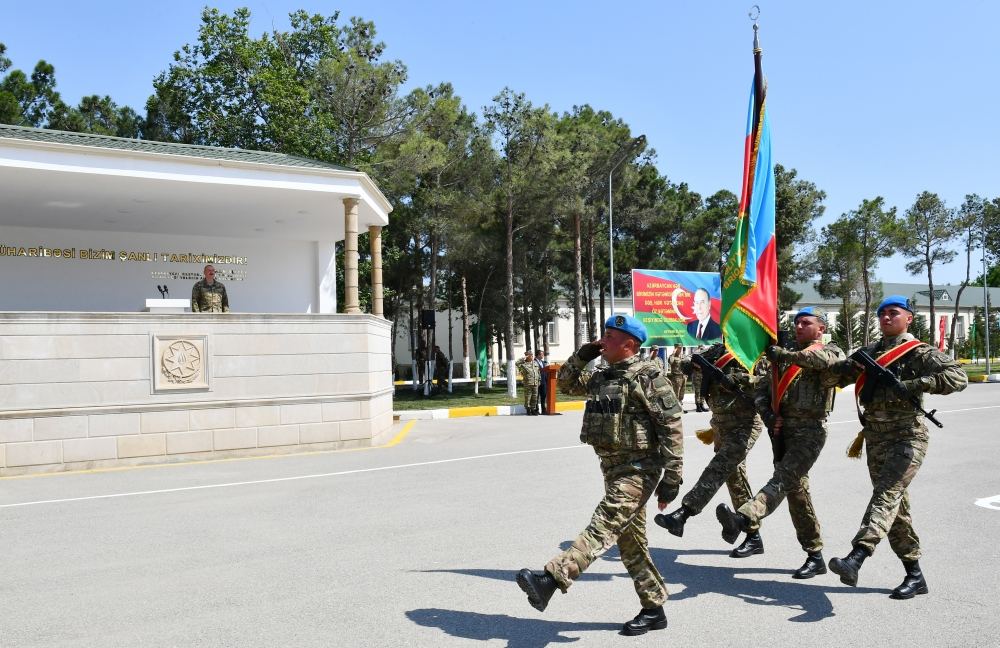 Prezident İlham Əliyev Müdafiə Nazirliyinin komando hərbi hissələrinin birində yaradılan şəraitlə tanış olub, hərbi hissəyə Döyüş bayrağını təqdim edib (FOTO) (YENİLƏNİB 2)
