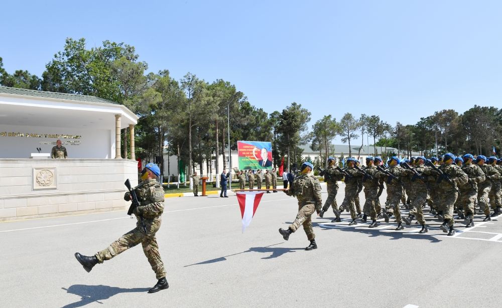 Prezident İlham Əliyev Müdafiə Nazirliyinin komando hərbi hissələrinin birində yaradılan şəraitlə tanış olub, hərbi hissəyə Döyüş bayrağını təqdim edib (FOTO) (YENİLƏNİB 2)