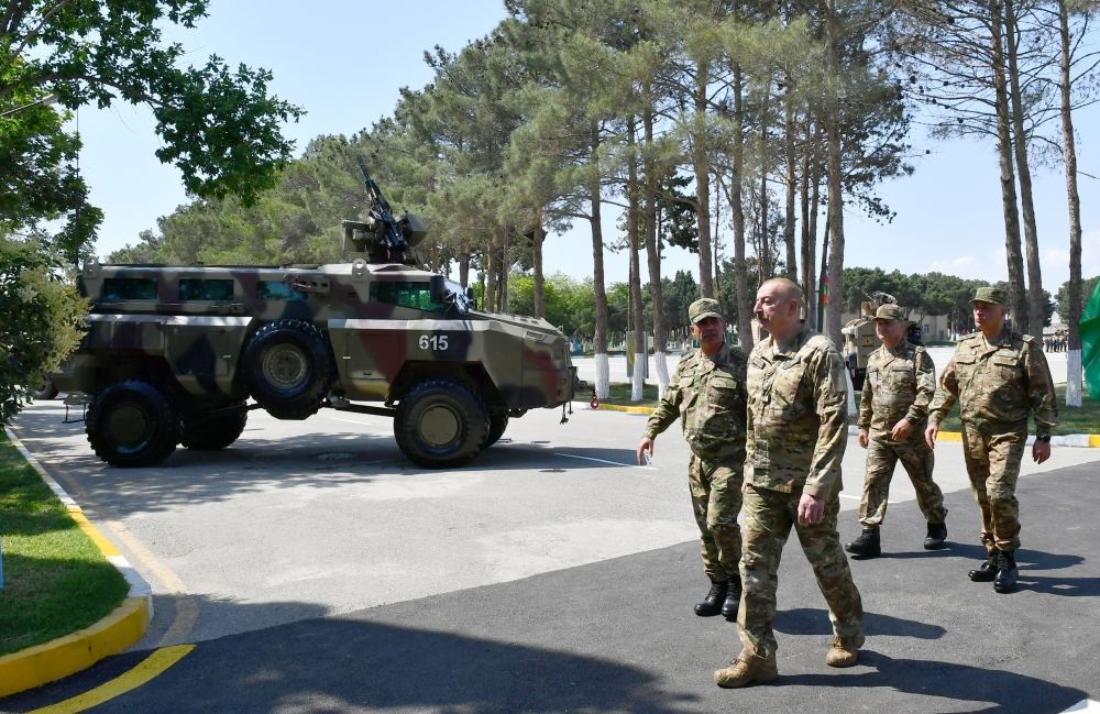 Prezident İlham Əliyev Müdafiə Nazirliyinin komando hərbi hissələrinin birində yaradılan şəraitlə tanış olub, hərbi hissəyə Döyüş bayrağını təqdim edib (FOTO) (YENİLƏNİB 2)