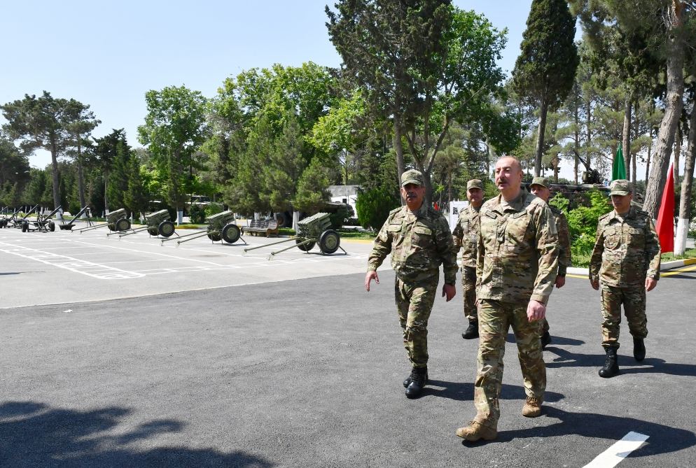 Prezident İlham Əliyev Müdafiə Nazirliyinin komando hərbi hissələrinin birində yaradılan şəraitlə tanış olub, hərbi hissəyə Döyüş bayrağını təqdim edib (FOTO) (YENİLƏNİB 2)