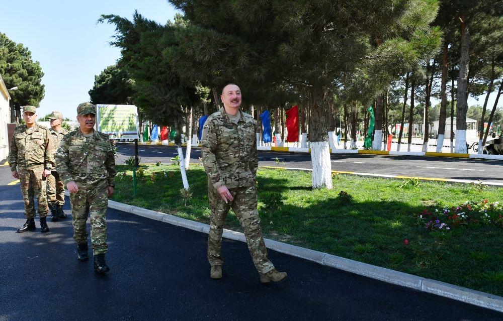Prezident İlham Əliyev Müdafiə Nazirliyinin komando hərbi hissələrinin birində yaradılan şəraitlə tanış olub, hərbi hissəyə Döyüş bayrağını təqdim edib (FOTO) (YENİLƏNİB 2)