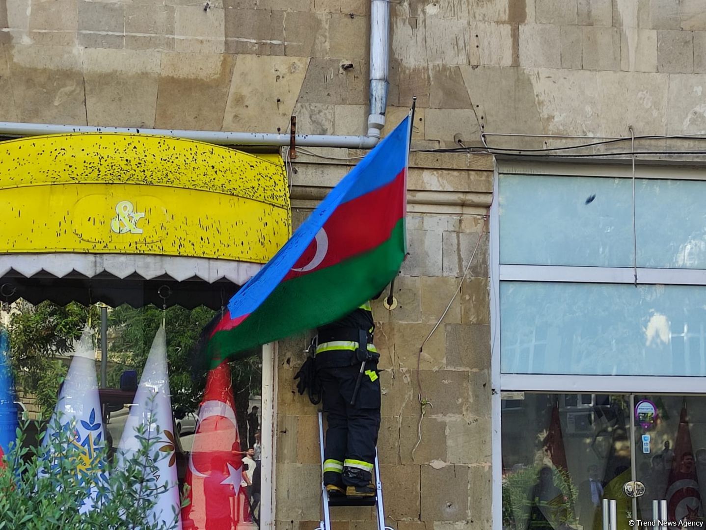 Yasamalda yanğın yerindən görüntülər (FOTO/VİDEO)