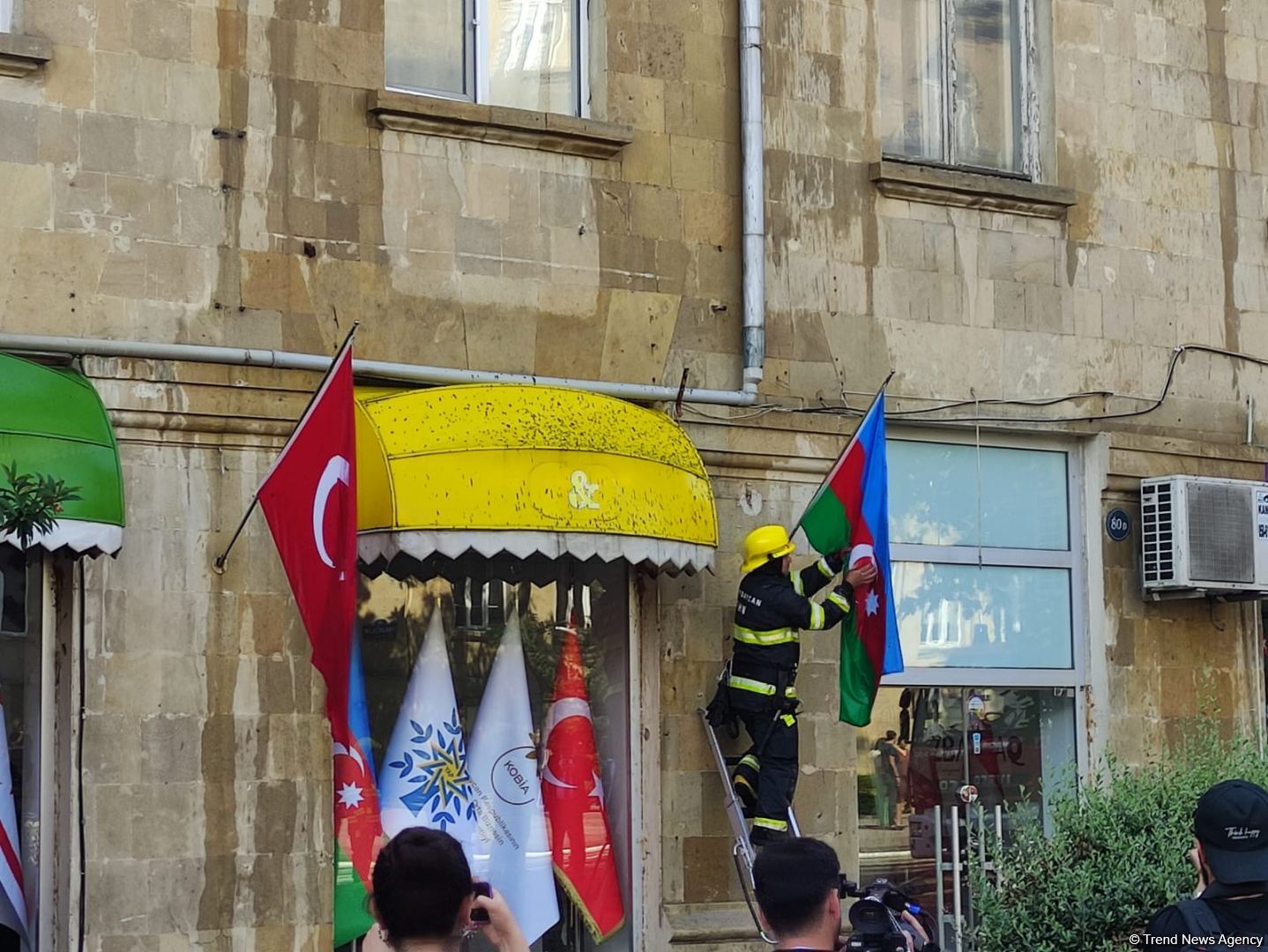 Yasamalda yanğın yerindən görüntülər (FOTO/VİDEO)