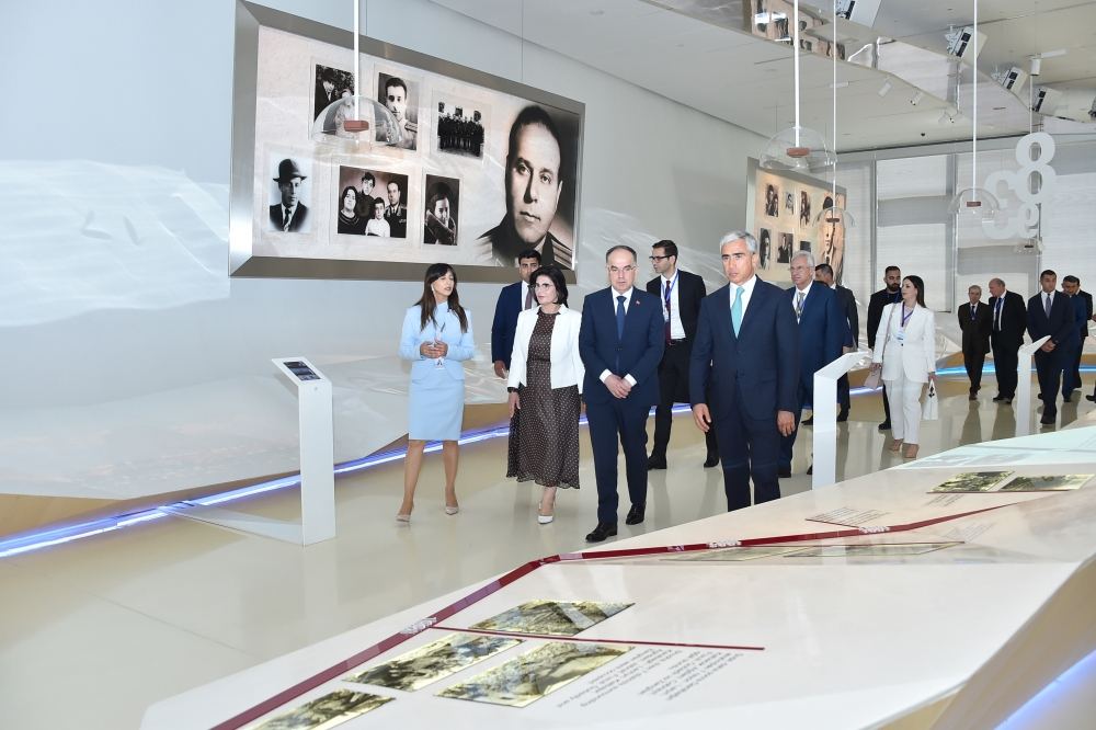 Albaniya Prezidenti və xanımı Heydər Əliyev Mərkəzi ilə tanış olublar (FOTO)
