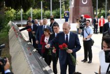 Numan Kurtulmuş Fəxri xiyabanı, Şəhidlər xiyabanını və Türk Şəhidliyi abidəsini ziyarət edib (FOTO)