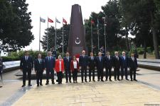 Numan Kurtulmuş Fəxri xiyabanı, Şəhidlər xiyabanını və Türk Şəhidliyi abidəsini ziyarət edib (FOTO)