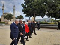 Numan Kurtulmuş Fəxri xiyabanı, Şəhidlər xiyabanını və Türk Şəhidliyi abidəsini ziyarət edib (FOTO)